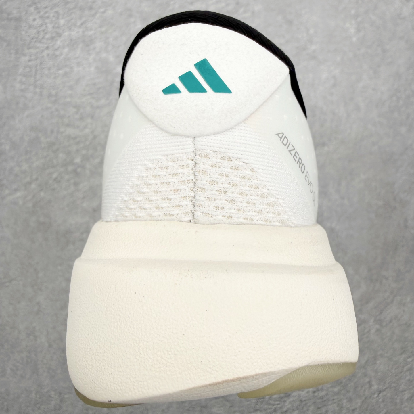 AD Adizero EVO SL M 马拉松竞速专业跑鞋 CELERMESH针织网面非常轻薄 纤维间的