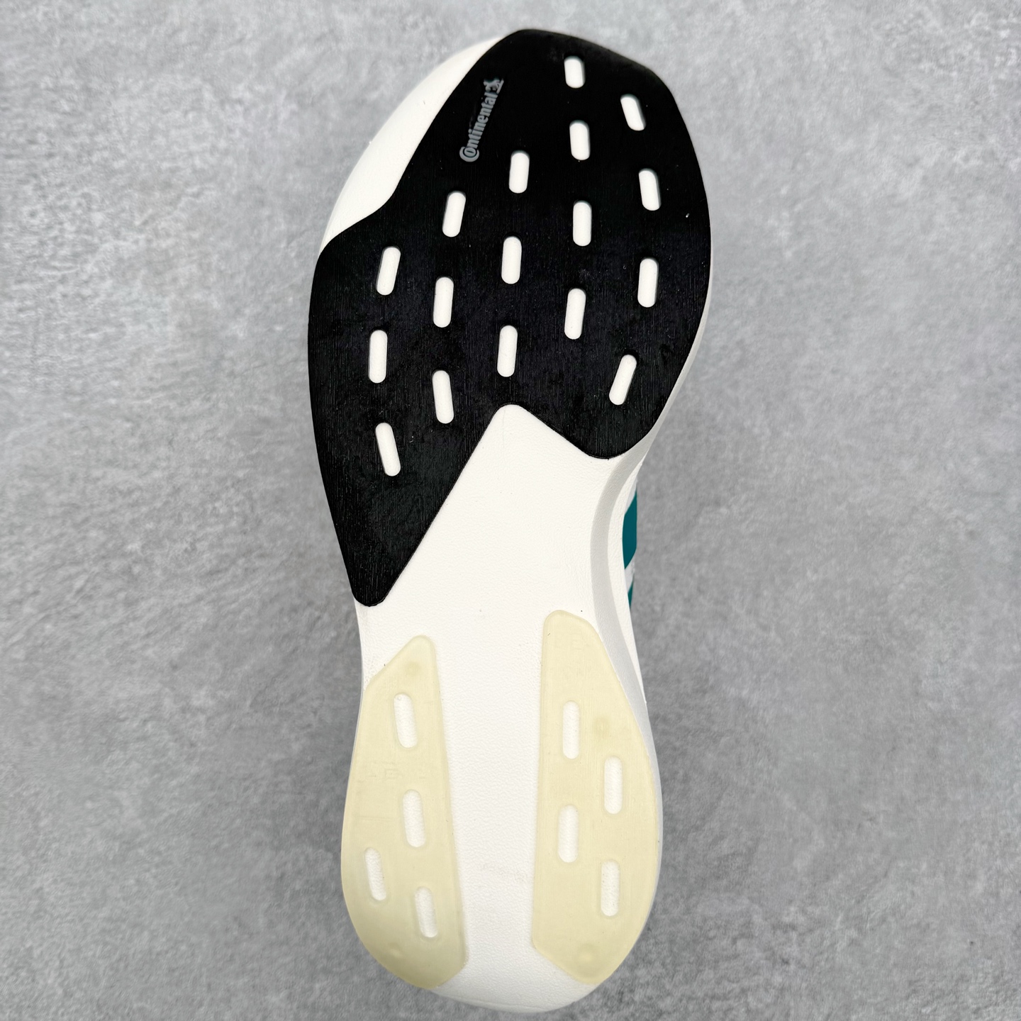 AD Adizero EVO SL M 马拉松竞速专业跑鞋 CELERMESH针织网面非常轻薄 纤维间的