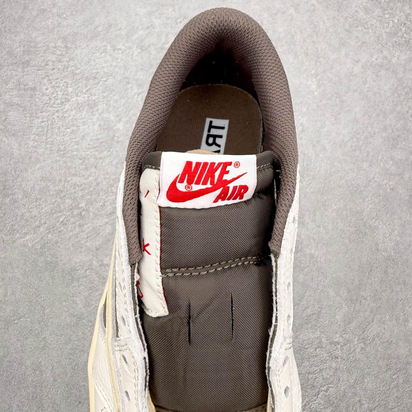 图片[5]-＃FQ纯原福利 Travis Scott x Fragment x Air Jordan AJ1 Low OG SP 联名倒钩低帮系列 全套原纸板楦头开发 确保原汁原味 完美呈现倒钩版型 原档案转印油墨一体 东莞原厂磨具大底 一码一磨具拒绝假半码 绝不口嗨 细节品控鞋型随意秒杀市面3XX 4XX 原盒原配 外盒透明胶套 内侧字体 工整带凹凸感 原厂拉帮工艺 针距密度一致 后跟弧度收口自然不对折 极致一眼正品既视感 进口玻璃冲刀皮料裁剪零毛边 承诺百分百一致原鞋 全鞋电脑针车工艺 进口港宝加持 后跟自然饱满 全鞋荧光划线卡点 追求极致完美 每一双都是工艺品 多重QC质检 超越公司货的品控标准 实实在在的免检产品 尺码：35.5 36 36.5 37.5 38 38.5 39 40 40.5 41 42 42.5 43 44 44.5 45 46 47.5-选品中心