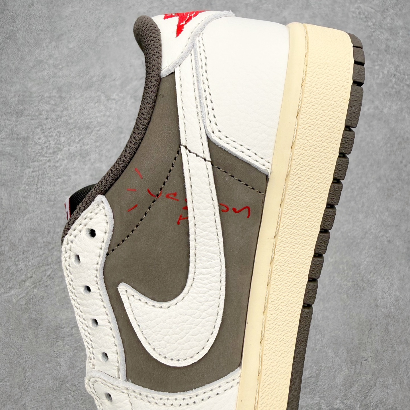 图片[7]-＃FQ纯原福利 Travis Scott x Fragment x Air Jordan AJ1 Low OG SP 联名倒钩低帮系列 全套原纸板楦头开发 确保原汁原味 完美呈现倒钩版型 原档案转印油墨一体 东莞原厂磨具大底 一码一磨具拒绝假半码 绝不口嗨 细节品控鞋型随意秒杀市面3XX 4XX 原盒原配 外盒透明胶套 内侧字体 工整带凹凸感 原厂拉帮工艺 针距密度一致 后跟弧度收口自然不对折 极致一眼正品既视感 进口玻璃冲刀皮料裁剪零毛边 承诺百分百一致原鞋 全鞋电脑针车工艺 进口港宝加持 后跟自然饱满 全鞋荧光划线卡点 追求极致完美 每一双都是工艺品 多重QC质检 超越公司货的品控标准 实实在在的免检产品 尺码：35.5 36 36.5 37.5 38 38.5 39 40 40.5 41 42 42.5 43 44 44.5 45 46 47.5-选品中心