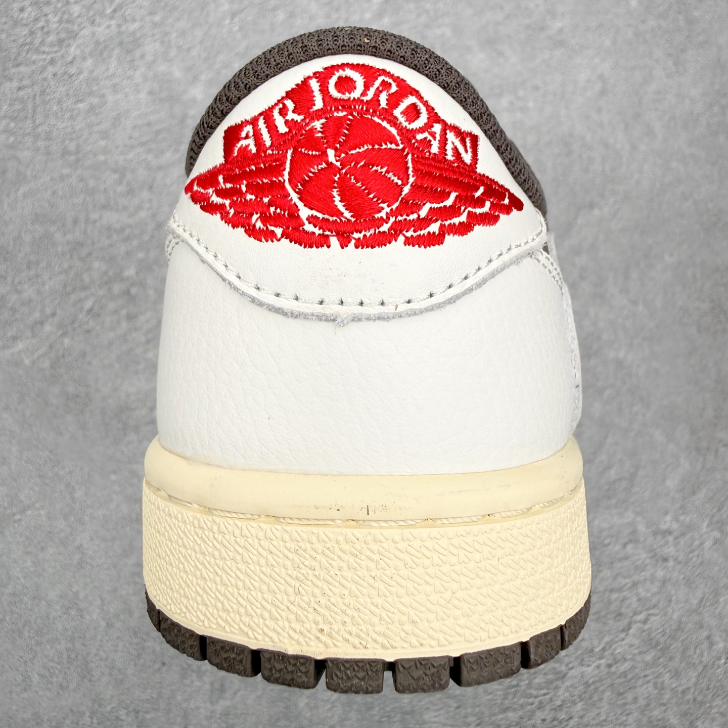 图片[8]-＃FQ纯原福利 Travis Scott x Fragment x Air Jordan AJ1 Low OG SP 联名倒钩低帮系列 全套原纸板楦头开发 确保原汁原味 完美呈现倒钩版型 原档案转印油墨一体 东莞原厂磨具大底 一码一磨具拒绝假半码 绝不口嗨 细节品控鞋型随意秒杀市面3XX 4XX 原盒原配 外盒透明胶套 内侧字体 工整带凹凸感 原厂拉帮工艺 针距密度一致 后跟弧度收口自然不对折 极致一眼正品既视感 进口玻璃冲刀皮料裁剪零毛边 承诺百分百一致原鞋 全鞋电脑针车工艺 进口港宝加持 后跟自然饱满 全鞋荧光划线卡点 追求极致完美 每一双都是工艺品 多重QC质检 超越公司货的品控标准 实实在在的免检产品 尺码：35.5 36 36.5 37.5 38 38.5 39 40 40.5 41 42 42.5 43 44 44.5 45 46 47.5-选品中心