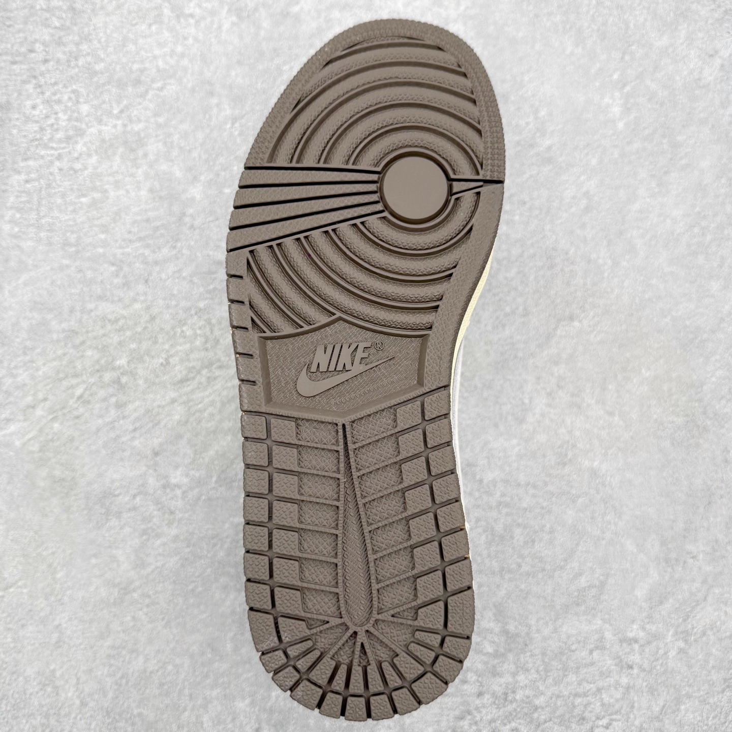 图片[9]-＃FQ纯原福利 Travis Scott x Fragment x Air Jordan AJ1 Low OG SP 联名倒钩低帮系列 全套原纸板楦头开发 确保原汁原味 完美呈现倒钩版型 原档案转印油墨一体 东莞原厂磨具大底 一码一磨具拒绝假半码 绝不口嗨 细节品控鞋型随意秒杀市面3XX 4XX 原盒原配 外盒透明胶套 内侧字体 工整带凹凸感 原厂拉帮工艺 针距密度一致 后跟弧度收口自然不对折 极致一眼正品既视感 进口玻璃冲刀皮料裁剪零毛边 承诺百分百一致原鞋 全鞋电脑针车工艺 进口港宝加持 后跟自然饱满 全鞋荧光划线卡点 追求极致完美 每一双都是工艺品 多重QC质检 超越公司货的品控标准 实实在在的免检产品 尺码：35.5 36 36.5 37.5 38 38.5 39 40 40.5 41 42 42.5 43 44 44.5 45 46 47.5-选品中心