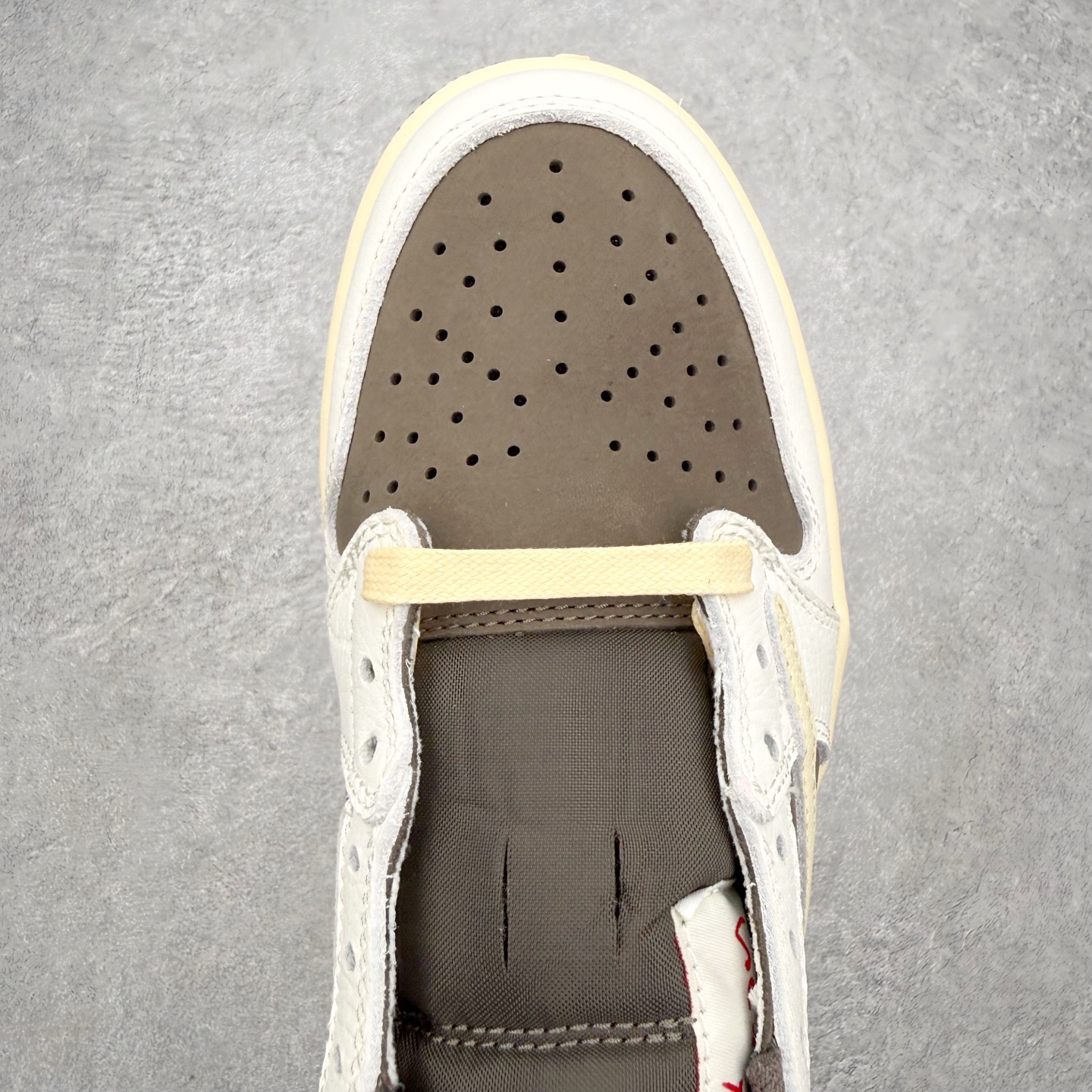 图片[4]-＃FQ纯原福利 Travis Scott x Fragment x Air Jordan AJ1 Low OG SP 联名倒钩低帮系列 全套原纸板楦头开发 确保原汁原味 完美呈现倒钩版型 原档案转印油墨一体 东莞原厂磨具大底 一码一磨具拒绝假半码 绝不口嗨 细节品控鞋型随意秒杀市面3XX 4XX 原盒原配 外盒透明胶套 内侧字体 工整带凹凸感 原厂拉帮工艺 针距密度一致 后跟弧度收口自然不对折 极致一眼正品既视感 进口玻璃冲刀皮料裁剪零毛边 承诺百分百一致原鞋 全鞋电脑针车工艺 进口港宝加持 后跟自然饱满 全鞋荧光划线卡点 追求极致完美 每一双都是工艺品 多重QC质检 超越公司货的品控标准 实实在在的免检产品 尺码：35.5 36 36.5 37.5 38 38.5 39 40 40.5 41 42 42.5 43 44 44.5 45 46 47.5-选品中心