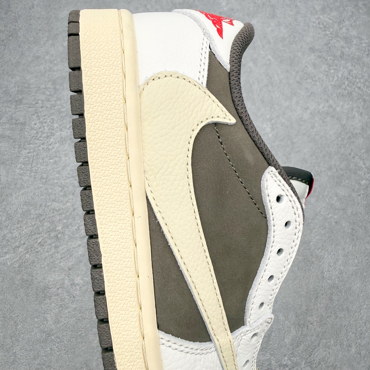 图片[6]-＃FQ纯原福利 Travis Scott x Fragment x Air Jordan AJ1 Low OG SP 联名倒钩低帮系列 全套原纸板楦头开发 确保原汁原味 完美呈现倒钩版型 原档案转印油墨一体 东莞原厂磨具大底 一码一磨具拒绝假半码 绝不口嗨 细节品控鞋型随意秒杀市面3XX 4XX 原盒原配 外盒透明胶套 内侧字体 工整带凹凸感 原厂拉帮工艺 针距密度一致 后跟弧度收口自然不对折 极致一眼正品既视感 进口玻璃冲刀皮料裁剪零毛边 承诺百分百一致原鞋 全鞋电脑针车工艺 进口港宝加持 后跟自然饱满 全鞋荧光划线卡点 追求极致完美 每一双都是工艺品 多重QC质检 超越公司货的品控标准 实实在在的免检产品 尺码：35.5 36 36.5 37.5 38 38.5 39 40 40.5 41 42 42.5 43 44 44.5 45 46 47.5-选品中心
