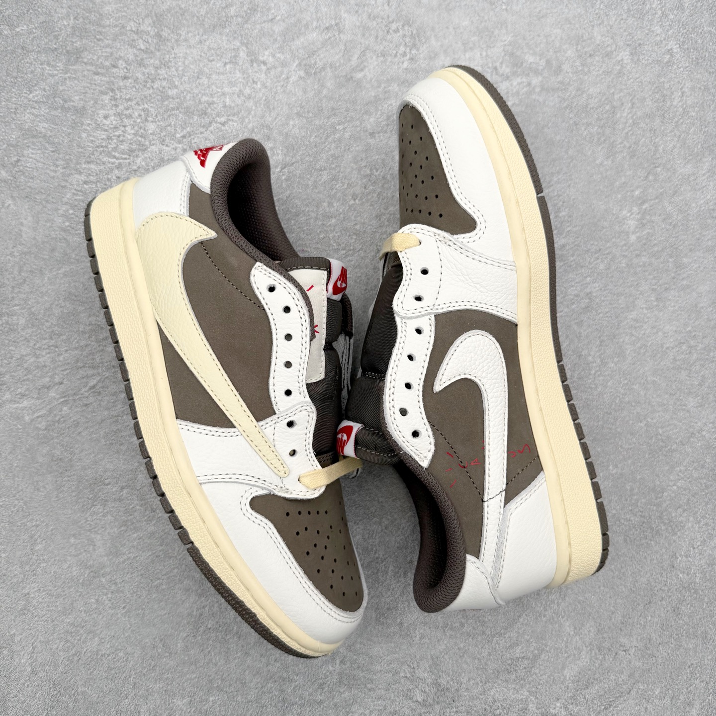 图片[3]-＃FQ纯原福利 Travis Scott x Fragment x Air Jordan AJ1 Low OG SP 联名倒钩低帮系列 全套原纸板楦头开发 确保原汁原味 完美呈现倒钩版型 原档案转印油墨一体 东莞原厂磨具大底 一码一磨具拒绝假半码 绝不口嗨 细节品控鞋型随意秒杀市面3XX 4XX 原盒原配 外盒透明胶套 内侧字体 工整带凹凸感 原厂拉帮工艺 针距密度一致 后跟弧度收口自然不对折 极致一眼正品既视感 进口玻璃冲刀皮料裁剪零毛边 承诺百分百一致原鞋 全鞋电脑针车工艺 进口港宝加持 后跟自然饱满 全鞋荧光划线卡点 追求极致完美 每一双都是工艺品 多重QC质检 超越公司货的品控标准 实实在在的免检产品 尺码：35.5 36 36.5 37.5 38 38.5 39 40 40.5 41 42 42.5 43 44 44.5 45 46 47.5-选品中心