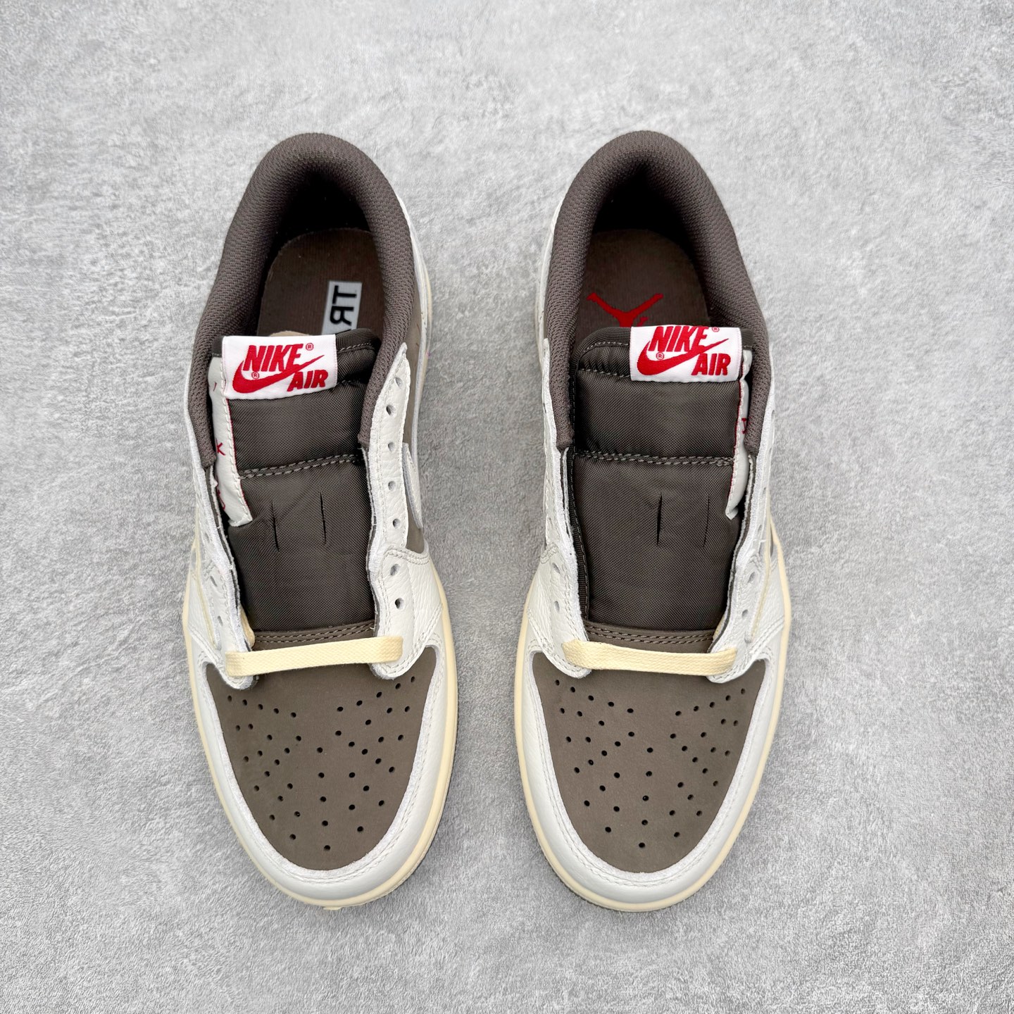 图片[2]-＃FQ纯原福利 Travis Scott x Fragment x Air Jordan AJ1 Low OG SP 联名倒钩低帮系列 全套原纸板楦头开发 确保原汁原味 完美呈现倒钩版型 原档案转印油墨一体 东莞原厂磨具大底 一码一磨具拒绝假半码 绝不口嗨 细节品控鞋型随意秒杀市面3XX 4XX 原盒原配 外盒透明胶套 内侧字体 工整带凹凸感 原厂拉帮工艺 针距密度一致 后跟弧度收口自然不对折 极致一眼正品既视感 进口玻璃冲刀皮料裁剪零毛边 承诺百分百一致原鞋 全鞋电脑针车工艺 进口港宝加持 后跟自然饱满 全鞋荧光划线卡点 追求极致完美 每一双都是工艺品 多重QC质检 超越公司货的品控标准 实实在在的免检产品 尺码：35.5 36 36.5 37.5 38 38.5 39 40 40.5 41 42 42.5 43 44 44.5 45 46 47.5-选品中心