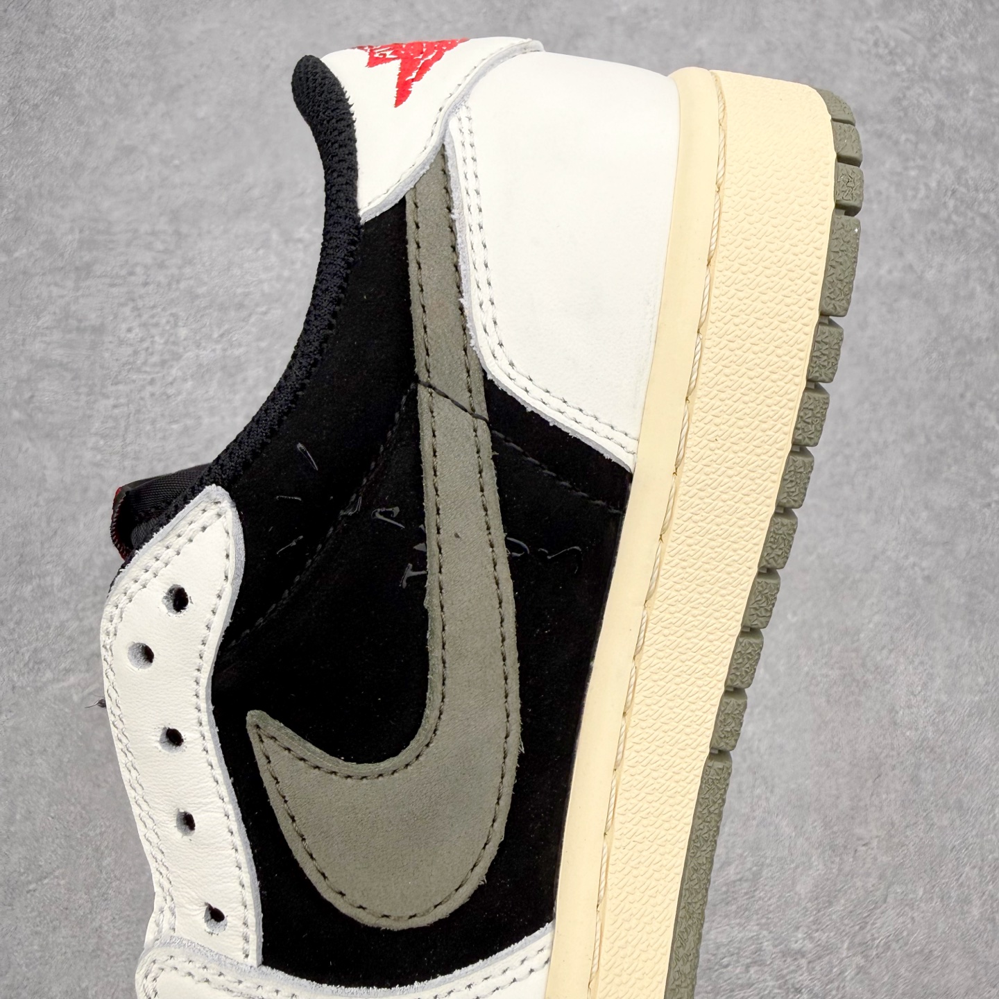 图片[7]-＃FQ纯原福利 Travis Scott x Fragment x Air Jordan AJ1 Low OG SP 联名倒钩低帮系列 全套原纸板楦头开发 确保原汁原味 完美呈现倒钩版型 原档案转印油墨一体 东莞原厂磨具大底 一码一磨具拒绝假半码 绝不口嗨 细节品控鞋型随意秒杀市面3XX 4XX 原盒原配 外盒透明胶套 内侧字体 工整带凹凸感 原厂拉帮工艺 针距密度一致 后跟弧度收口自然不对折 极致一眼正品既视感 进口玻璃冲刀皮料裁剪零毛边 承诺百分百一致原鞋 全鞋电脑针车工艺 进口港宝加持 后跟自然饱满 全鞋荧光划线卡点 追求极致完美 每一双都是工艺品 多重QC质检 超越公司货的品控标准 实实在在的免检产品 尺码：35.5 36 36.5 37.5 38 38.5 39 40 40.5 41 42 42.5 43 44 44.5 45 46 47.5-选品中心