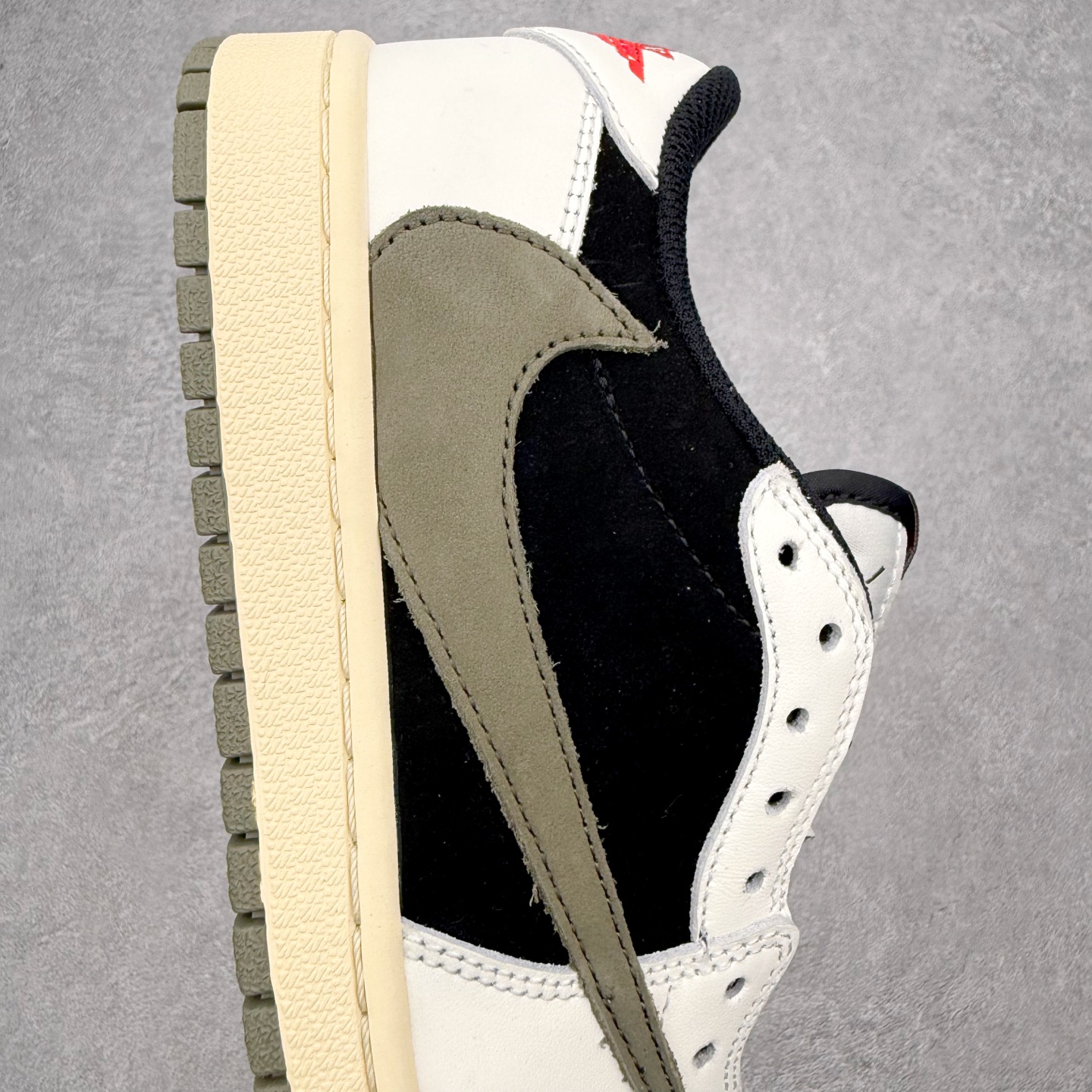 图片[6]-＃FQ纯原福利 Travis Scott x Fragment x Air Jordan AJ1 Low OG SP 联名倒钩低帮系列 全套原纸板楦头开发 确保原汁原味 完美呈现倒钩版型 原档案转印油墨一体 东莞原厂磨具大底 一码一磨具拒绝假半码 绝不口嗨 细节品控鞋型随意秒杀市面3XX 4XX 原盒原配 外盒透明胶套 内侧字体 工整带凹凸感 原厂拉帮工艺 针距密度一致 后跟弧度收口自然不对折 极致一眼正品既视感 进口玻璃冲刀皮料裁剪零毛边 承诺百分百一致原鞋 全鞋电脑针车工艺 进口港宝加持 后跟自然饱满 全鞋荧光划线卡点 追求极致完美 每一双都是工艺品 多重QC质检 超越公司货的品控标准 实实在在的免检产品 尺码：35.5 36 36.5 37.5 38 38.5 39 40 40.5 41 42 42.5 43 44 44.5 45 46 47.5-选品中心