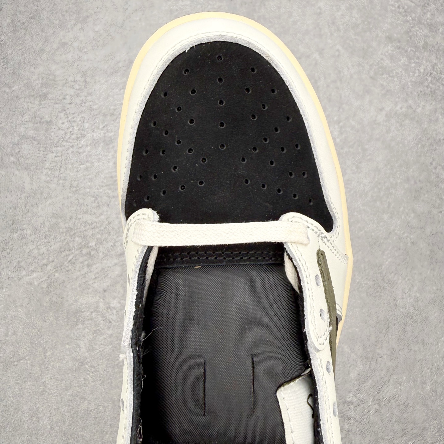 图片[4]-＃FQ纯原福利 Travis Scott x Fragment x Air Jordan AJ1 Low OG SP 联名倒钩低帮系列 全套原纸板楦头开发 确保原汁原味 完美呈现倒钩版型 原档案转印油墨一体 东莞原厂磨具大底 一码一磨具拒绝假半码 绝不口嗨 细节品控鞋型随意秒杀市面3XX 4XX 原盒原配 外盒透明胶套 内侧字体 工整带凹凸感 原厂拉帮工艺 针距密度一致 后跟弧度收口自然不对折 极致一眼正品既视感 进口玻璃冲刀皮料裁剪零毛边 承诺百分百一致原鞋 全鞋电脑针车工艺 进口港宝加持 后跟自然饱满 全鞋荧光划线卡点 追求极致完美 每一双都是工艺品 多重QC质检 超越公司货的品控标准 实实在在的免检产品 尺码：35.5 36 36.5 37.5 38 38.5 39 40 40.5 41 42 42.5 43 44 44.5 45 46 47.5-选品中心