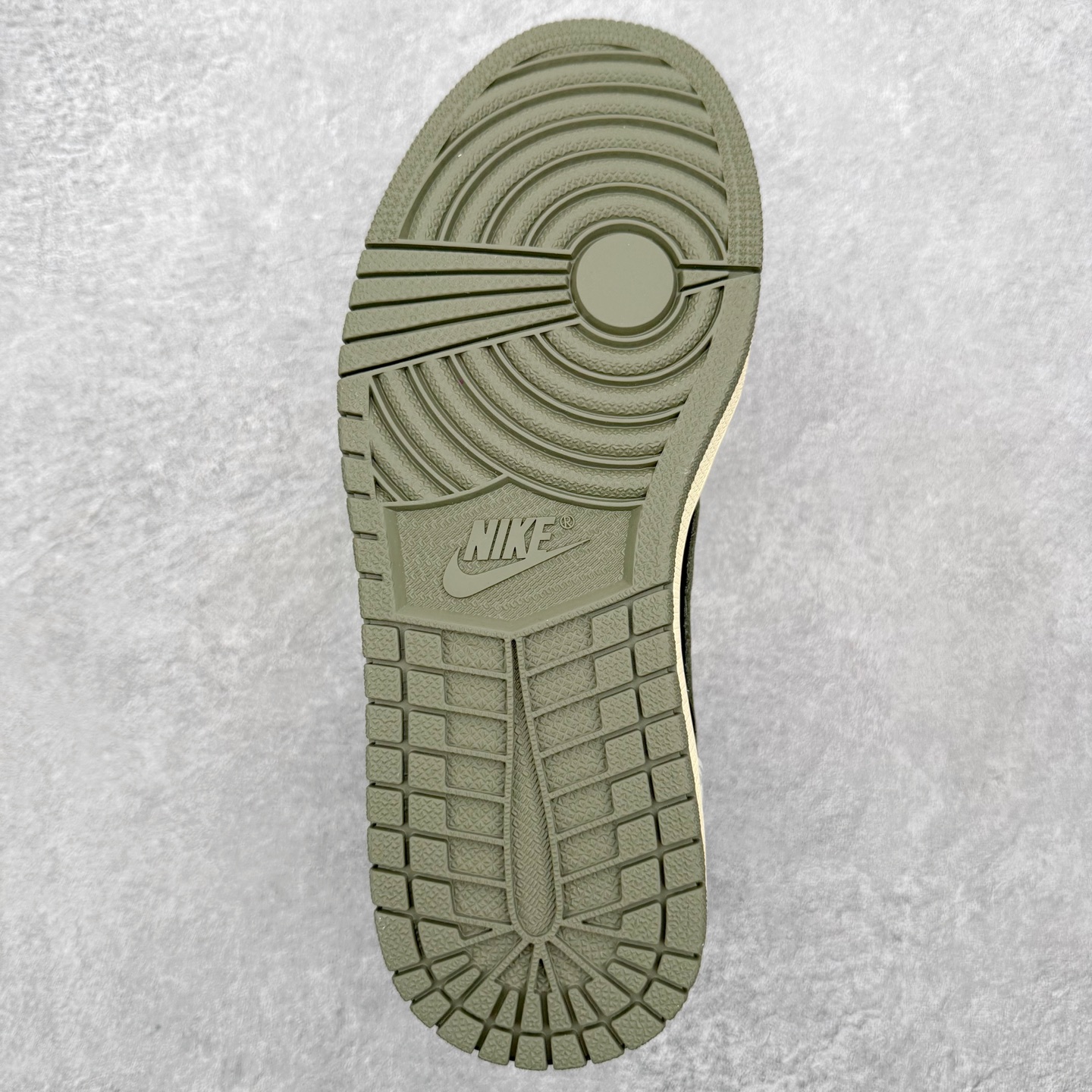 图片[9]-＃FQ纯原福利 Travis Scott x Fragment x Air Jordan AJ1 Low OG SP 联名倒钩低帮系列 全套原纸板楦头开发 确保原汁原味 完美呈现倒钩版型 原档案转印油墨一体 东莞原厂磨具大底 一码一磨具拒绝假半码 绝不口嗨 细节品控鞋型随意秒杀市面3XX 4XX 原盒原配 外盒透明胶套 内侧字体 工整带凹凸感 原厂拉帮工艺 针距密度一致 后跟弧度收口自然不对折 极致一眼正品既视感 进口玻璃冲刀皮料裁剪零毛边 承诺百分百一致原鞋 全鞋电脑针车工艺 进口港宝加持 后跟自然饱满 全鞋荧光划线卡点 追求极致完美 每一双都是工艺品 多重QC质检 超越公司货的品控标准 实实在在的免检产品 尺码：35.5 36 36.5 37.5 38 38.5 39 40 40.5 41 42 42.5 43 44 44.5 45 46 47.5-选品中心