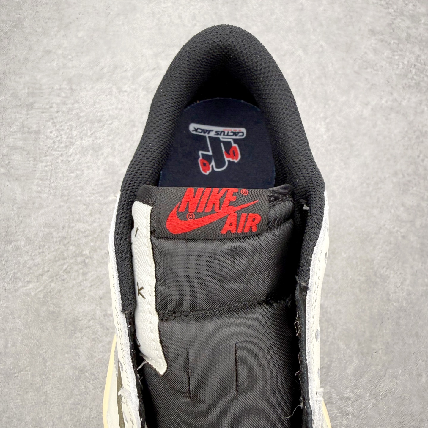 图片[5]-＃FQ纯原福利 Travis Scott x Fragment x Air Jordan AJ1 Low OG SP 联名倒钩低帮系列 全套原纸板楦头开发 确保原汁原味 完美呈现倒钩版型 原档案转印油墨一体 东莞原厂磨具大底 一码一磨具拒绝假半码 绝不口嗨 细节品控鞋型随意秒杀市面3XX 4XX 原盒原配 外盒透明胶套 内侧字体 工整带凹凸感 原厂拉帮工艺 针距密度一致 后跟弧度收口自然不对折 极致一眼正品既视感 进口玻璃冲刀皮料裁剪零毛边 承诺百分百一致原鞋 全鞋电脑针车工艺 进口港宝加持 后跟自然饱满 全鞋荧光划线卡点 追求极致完美 每一双都是工艺品 多重QC质检 超越公司货的品控标准 实实在在的免检产品 尺码：35.5 36 36.5 37.5 38 38.5 39 40 40.5 41 42 42.5 43 44 44.5 45 46 47.5-选品中心