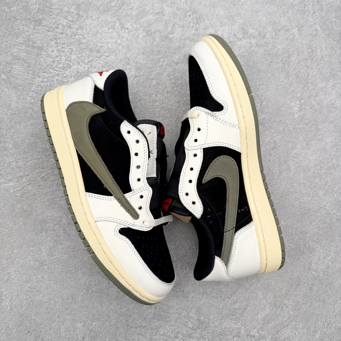 图片[3]-＃FQ纯原福利 Travis Scott x Fragment x Air Jordan AJ1 Low OG SP 联名倒钩低帮系列 全套原纸板楦头开发 确保原汁原味 完美呈现倒钩版型 原档案转印油墨一体 东莞原厂磨具大底 一码一磨具拒绝假半码 绝不口嗨 细节品控鞋型随意秒杀市面3XX 4XX 原盒原配 外盒透明胶套 内侧字体 工整带凹凸感 原厂拉帮工艺 针距密度一致 后跟弧度收口自然不对折 极致一眼正品既视感 进口玻璃冲刀皮料裁剪零毛边 承诺百分百一致原鞋 全鞋电脑针车工艺 进口港宝加持 后跟自然饱满 全鞋荧光划线卡点 追求极致完美 每一双都是工艺品 多重QC质检 超越公司货的品控标准 实实在在的免检产品 尺码：35.5 36 36.5 37.5 38 38.5 39 40 40.5 41 42 42.5 43 44 44.5 45 46 47.5-选品中心