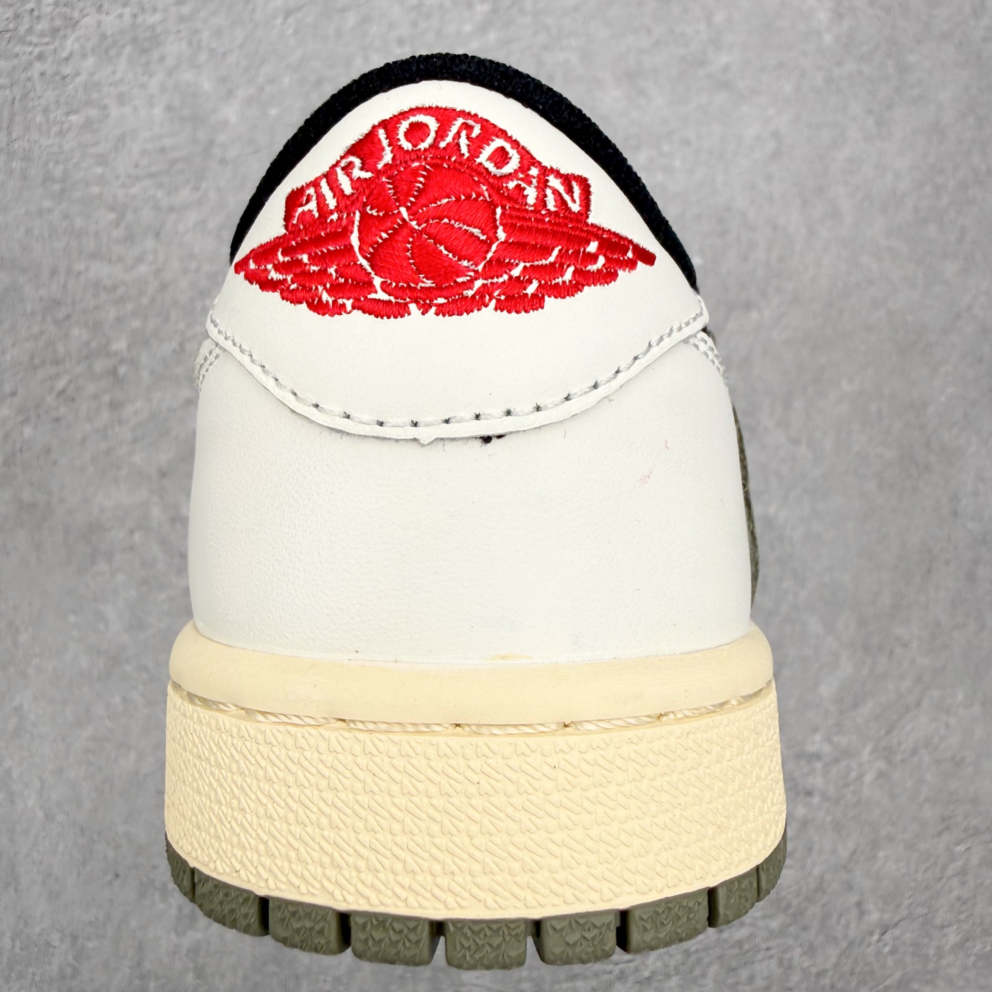 图片[8]-＃FQ纯原福利 Travis Scott x Fragment x Air Jordan AJ1 Low OG SP 联名倒钩低帮系列 全套原纸板楦头开发 确保原汁原味 完美呈现倒钩版型 原档案转印油墨一体 东莞原厂磨具大底 一码一磨具拒绝假半码 绝不口嗨 细节品控鞋型随意秒杀市面3XX 4XX 原盒原配 外盒透明胶套 内侧字体 工整带凹凸感 原厂拉帮工艺 针距密度一致 后跟弧度收口自然不对折 极致一眼正品既视感 进口玻璃冲刀皮料裁剪零毛边 承诺百分百一致原鞋 全鞋电脑针车工艺 进口港宝加持 后跟自然饱满 全鞋荧光划线卡点 追求极致完美 每一双都是工艺品 多重QC质检 超越公司货的品控标准 实实在在的免检产品 尺码：35.5 36 36.5 37.5 38 38.5 39 40 40.5 41 42 42.5 43 44 44.5 45 46 47.5-选品中心