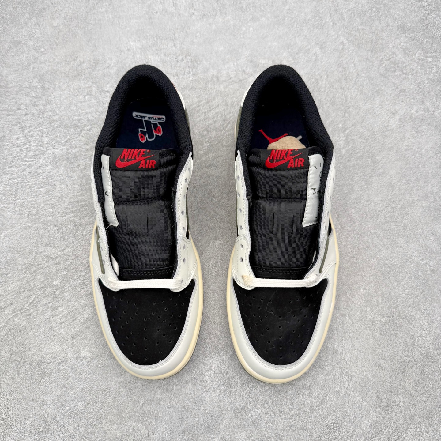 图片[2]-＃FQ纯原福利 Travis Scott x Fragment x Air Jordan AJ1 Low OG SP 联名倒钩低帮系列 全套原纸板楦头开发 确保原汁原味 完美呈现倒钩版型 原档案转印油墨一体 东莞原厂磨具大底 一码一磨具拒绝假半码 绝不口嗨 细节品控鞋型随意秒杀市面3XX 4XX 原盒原配 外盒透明胶套 内侧字体 工整带凹凸感 原厂拉帮工艺 针距密度一致 后跟弧度收口自然不对折 极致一眼正品既视感 进口玻璃冲刀皮料裁剪零毛边 承诺百分百一致原鞋 全鞋电脑针车工艺 进口港宝加持 后跟自然饱满 全鞋荧光划线卡点 追求极致完美 每一双都是工艺品 多重QC质检 超越公司货的品控标准 实实在在的免检产品 尺码：35.5 36 36.5 37.5 38 38.5 39 40 40.5 41 42 42.5 43 44 44.5 45 46 47.5-选品中心