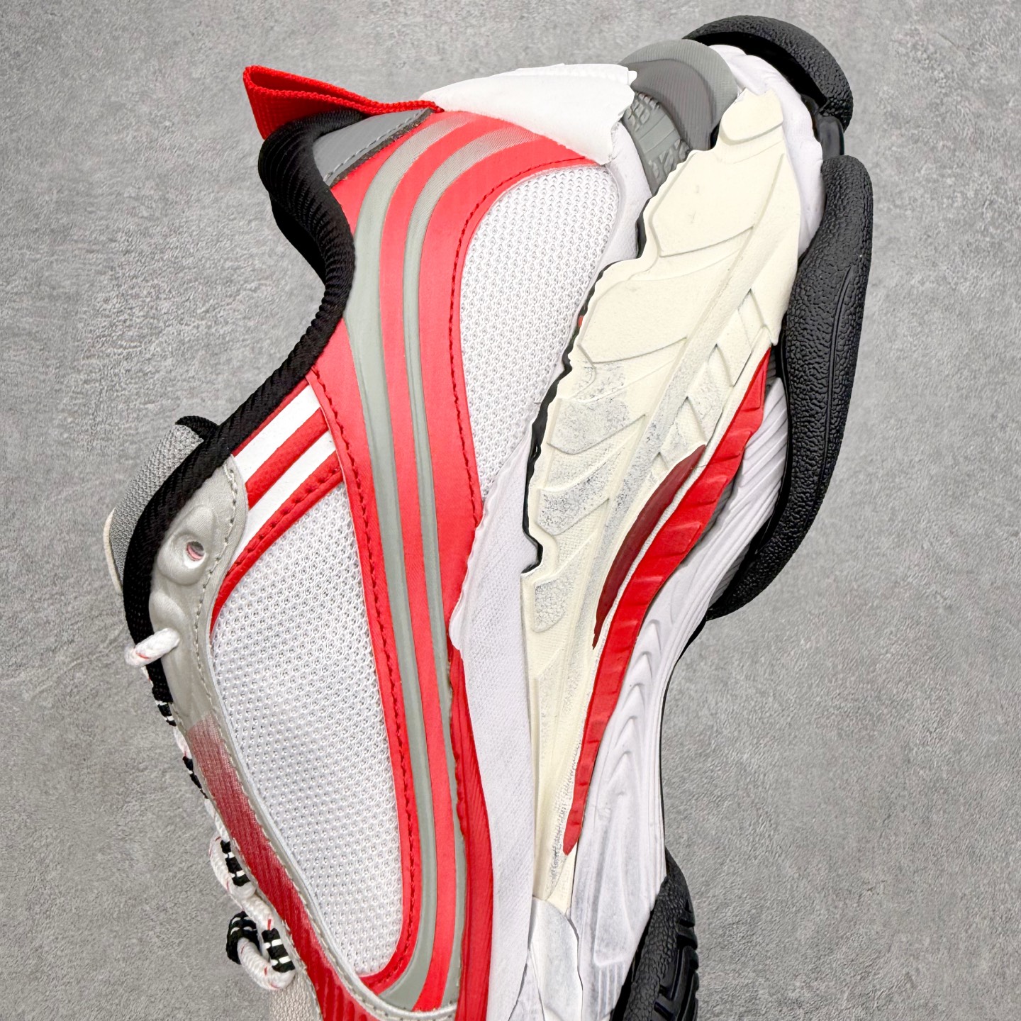Balenciaga巴黎世家 Triple S .2 Gradient 厚底系带低帮老爹鞋鞋身分层结构 