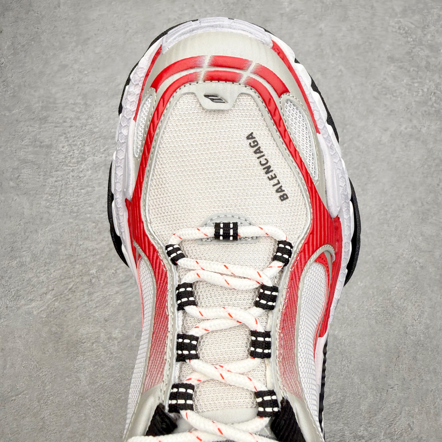 Balenciaga巴黎世家 Triple S .2 Gradient 厚底系带低帮老爹鞋鞋身分层结构 