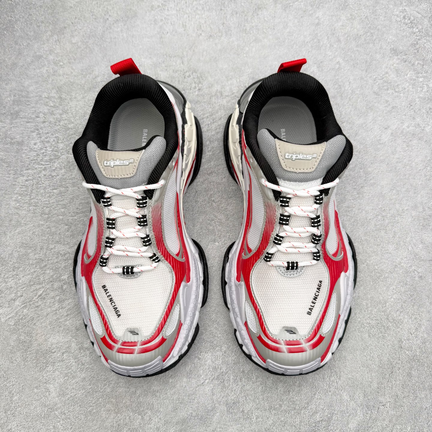 Balenciaga巴黎世家 Triple S .2 Gradient 厚底系带低帮老爹鞋鞋身分层结构 