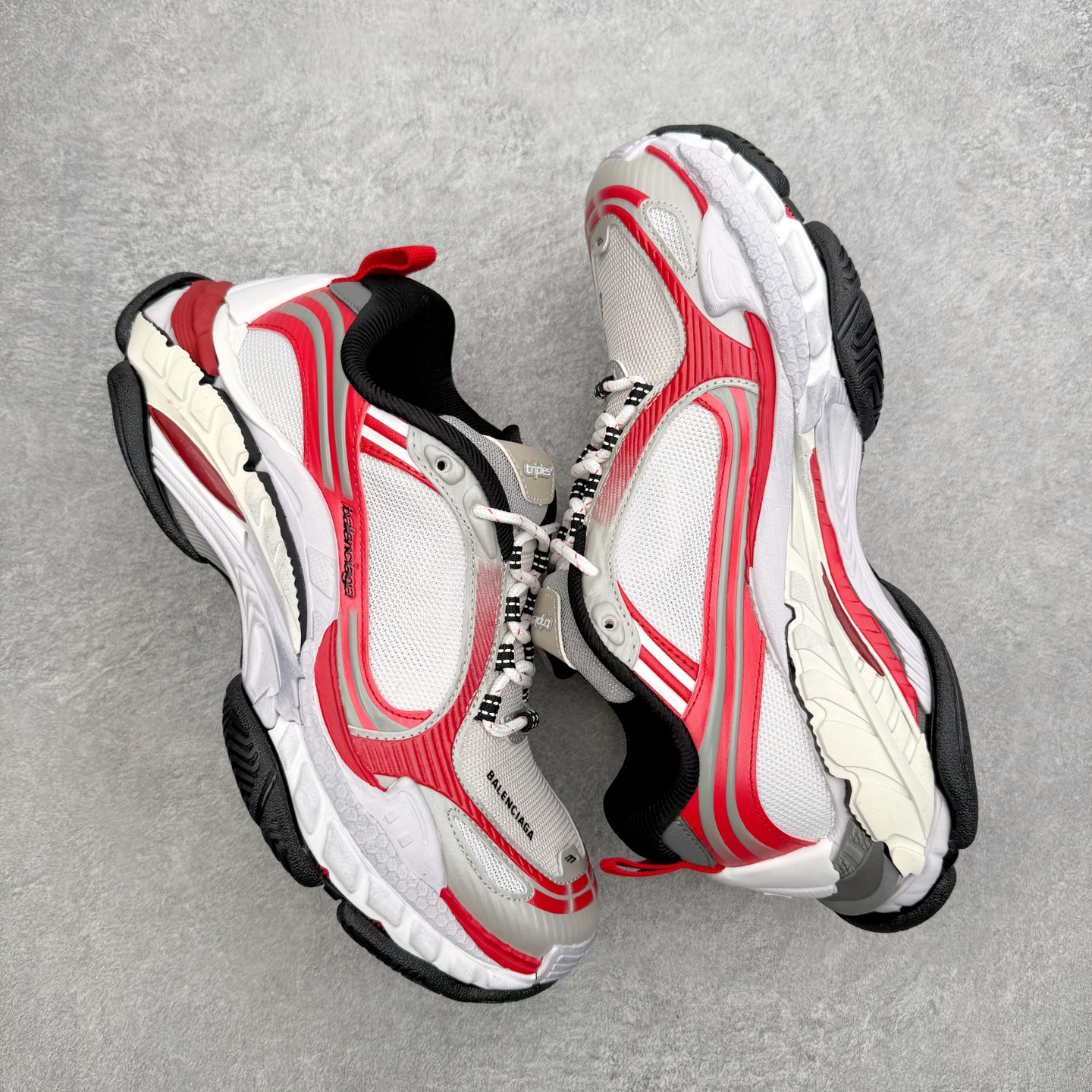 Balenciaga巴黎世家 Triple S .2 Gradient 厚底系带低帮老爹鞋鞋身分层结构 