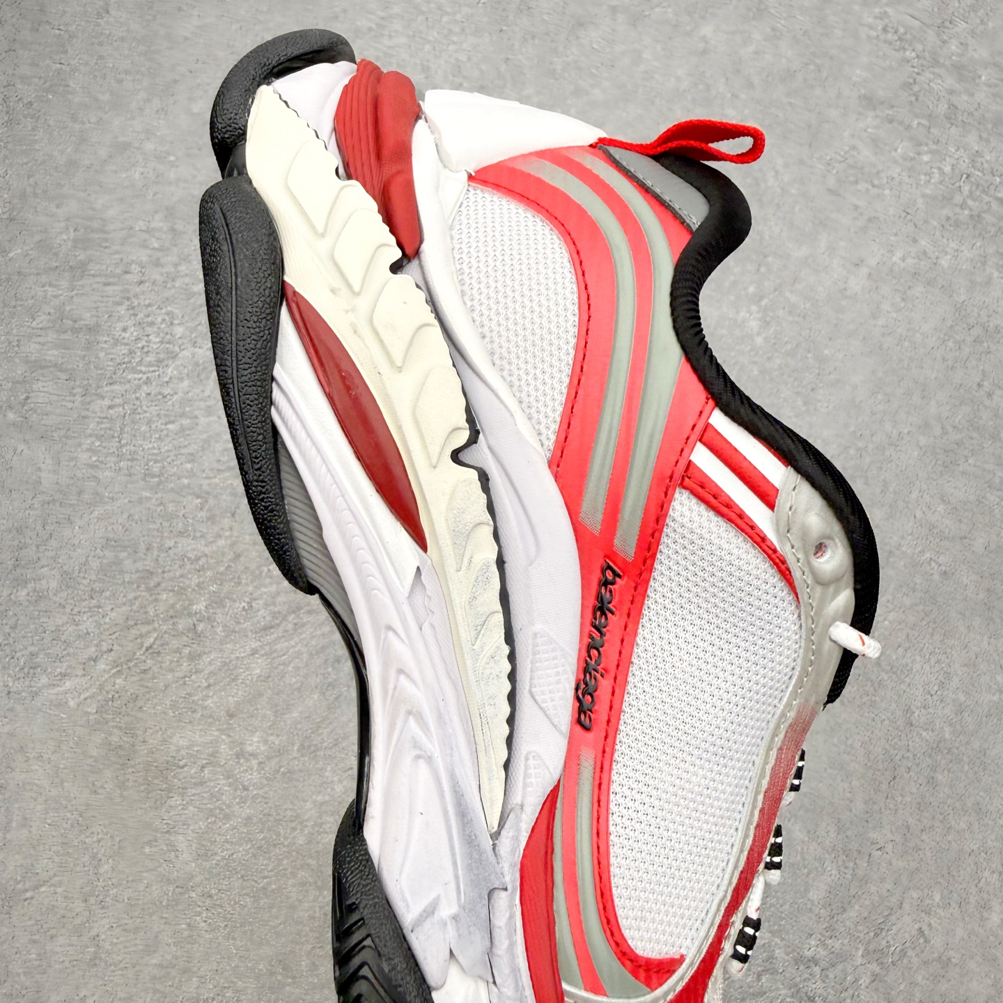 Balenciaga巴黎世家 Triple S .2 Gradient 厚底系带低帮老爹鞋鞋身分层结构 
