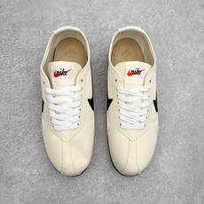 NK Moon Shoe OG SP复古登月华夫鞋一、基础型号信息• 官方名称:Nike Moon Sh NK Moon Shoe OG SP复古登月华夫鞋一、基础型号信息• 官方名称:Nike Moon Sh