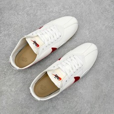 NK Moon Shoe OG SP复古登月华夫鞋一、基础型号信息• 官方名称:Nike Moon Sh NK Moon Shoe OG SP复古登月华夫鞋一、基础型号信息• 官方名称:Nike Moon Sh