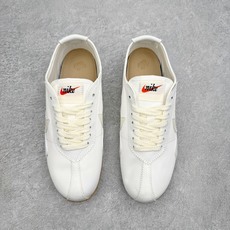NK Moon Shoe OG SP复古登月华夫鞋一、基础型号信息• 官方名称:Nike Moon Sh NK Moon Shoe OG SP复古登月华夫鞋一、基础型号信息• 官方名称:Nike Moon Sh