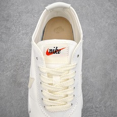 NK Moon Shoe OG SP复古登月华夫鞋一、基础型号信息• 官方名称:Nike Moon Sh NK Moon Shoe OG SP复古登月华夫鞋一、基础型号信息• 官方名称:Nike Moon Sh
