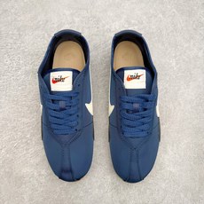 NK Moon Shoe OG SP复古登月华夫鞋一、基础型号信息• 官方名称:Nike Moon Sh NK Moon Shoe OG SP复古登月华夫鞋一、基础型号信息• 官方名称:Nike Moon Sh