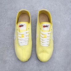 NK Moon Shoe OG SP复古登月华夫鞋一、基础型号信息• 官方名称:Nike Moon Sh NK Moon Shoe OG SP复古登月华夫鞋一、基础型号信息• 官方名称:Nike Moon Sh