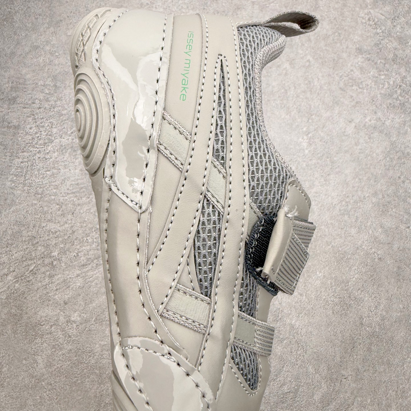 ASICS × ISSEY MIYAKE 亚瑟士三宅一生联名Hyper Taping魔术贴运动鞋产品概述