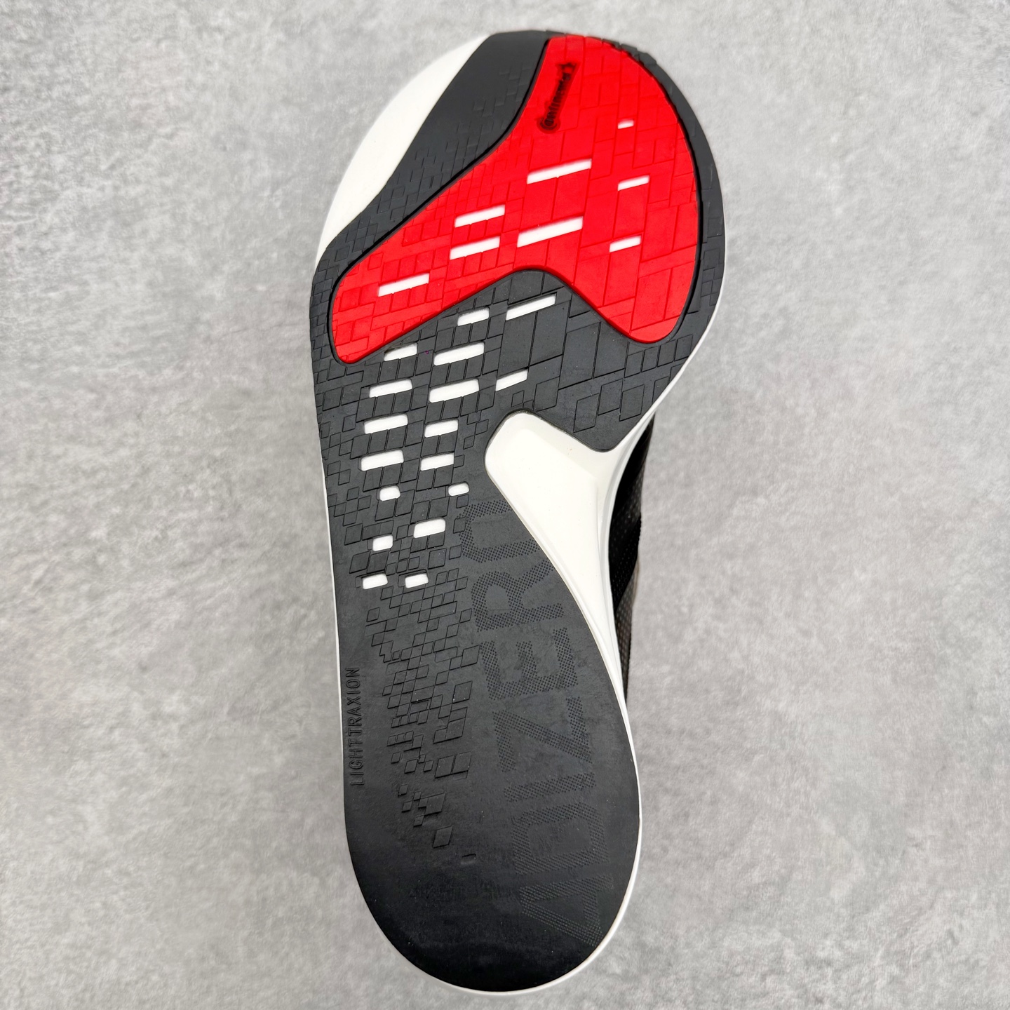 AD Adizero Adios 10 竞速训练跑鞋完整解析一、外观核心识别特征1. 配色与标识整体白基