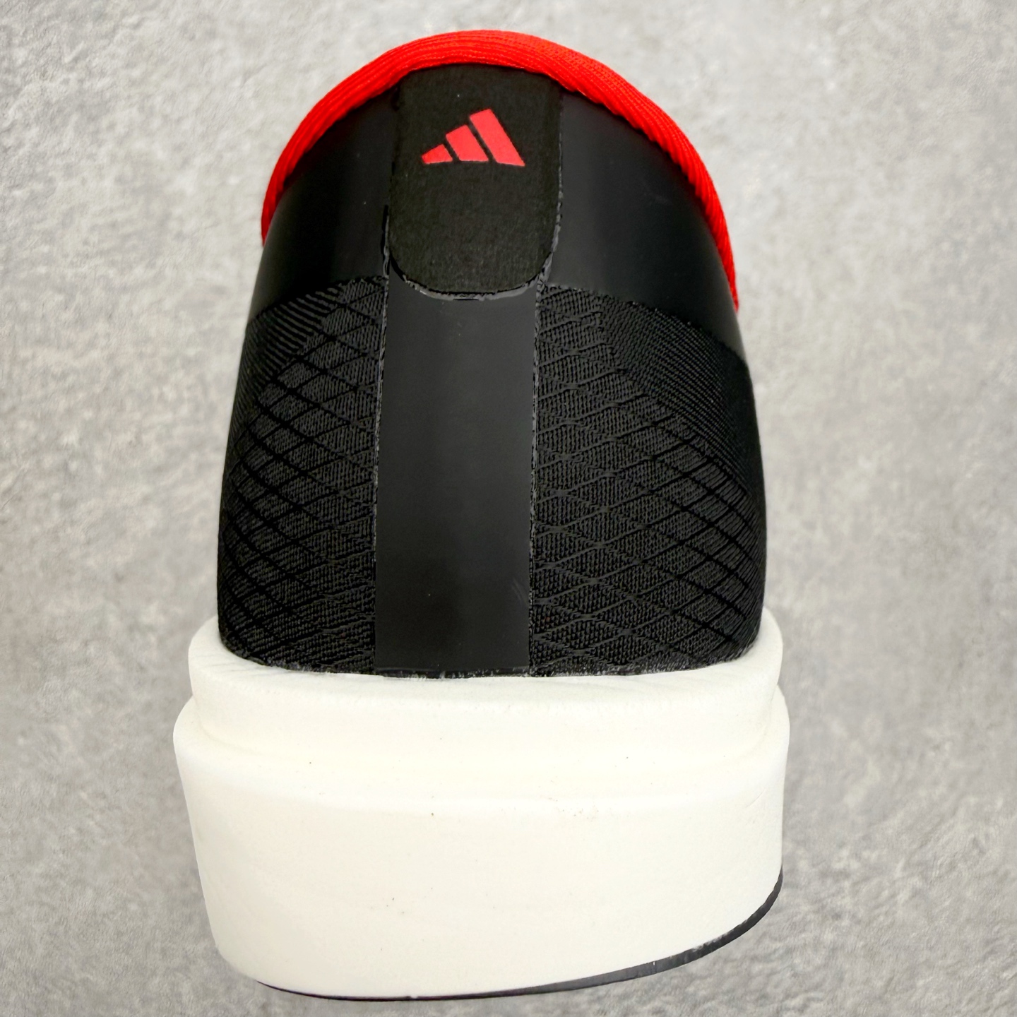 AD Adizero Adios 10 竞速训练跑鞋完整解析一、外观核心识别特征1. 配色与标识整体白基