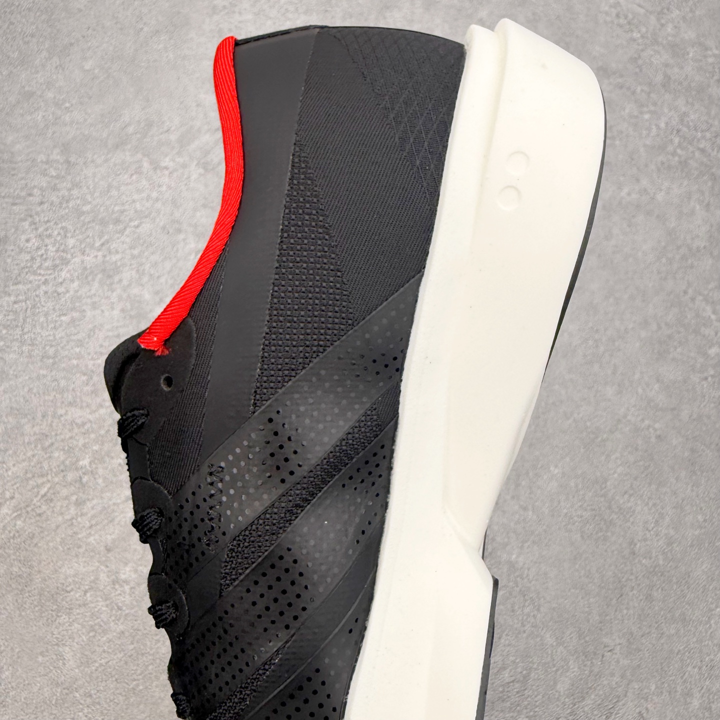 AD Adizero Adios 10 竞速训练跑鞋完整解析一、外观核心识别特征1. 配色与标识整体白基