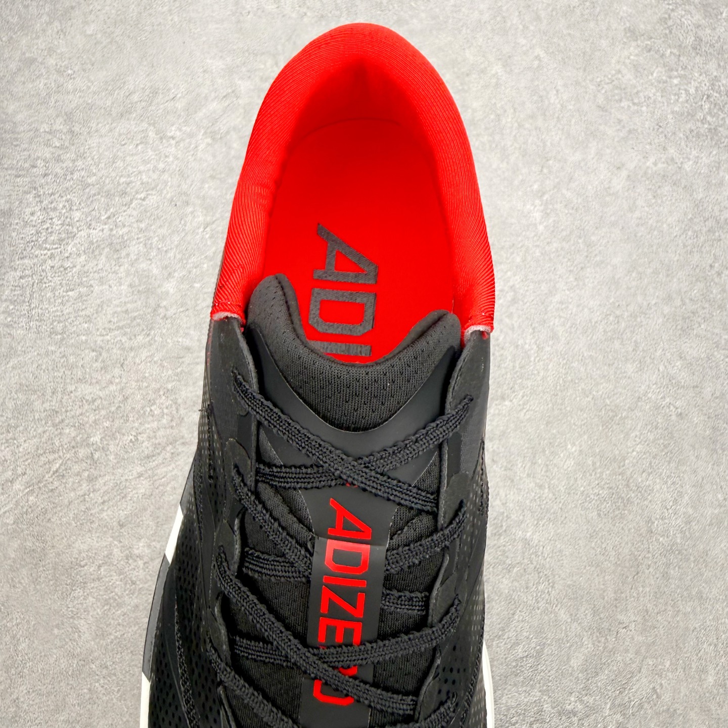 AD Adizero Adios 10 竞速训练跑鞋完整解析一、外观核心识别特征1. 配色与标识整体白基