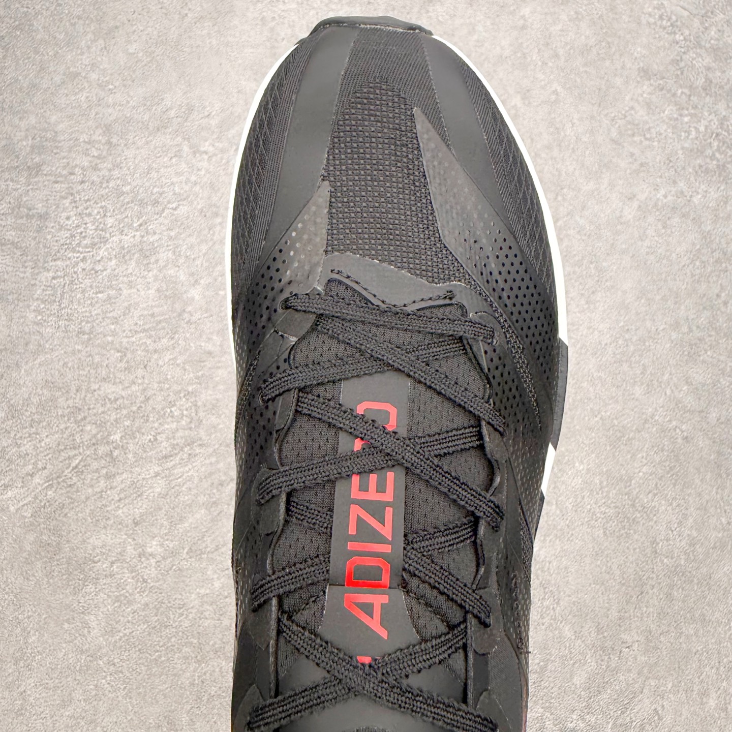 AD Adizero Adios 10 竞速训练跑鞋完整解析一、外观核心识别特征1. 配色与标识整体白基