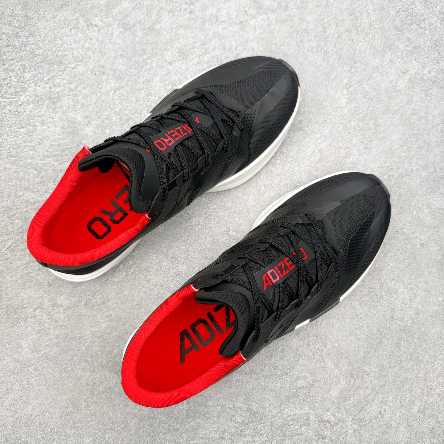 AD Adizero Adios 10 竞速训练跑鞋完整解析一、外观核心识别特征1. 配色与标识整体白基