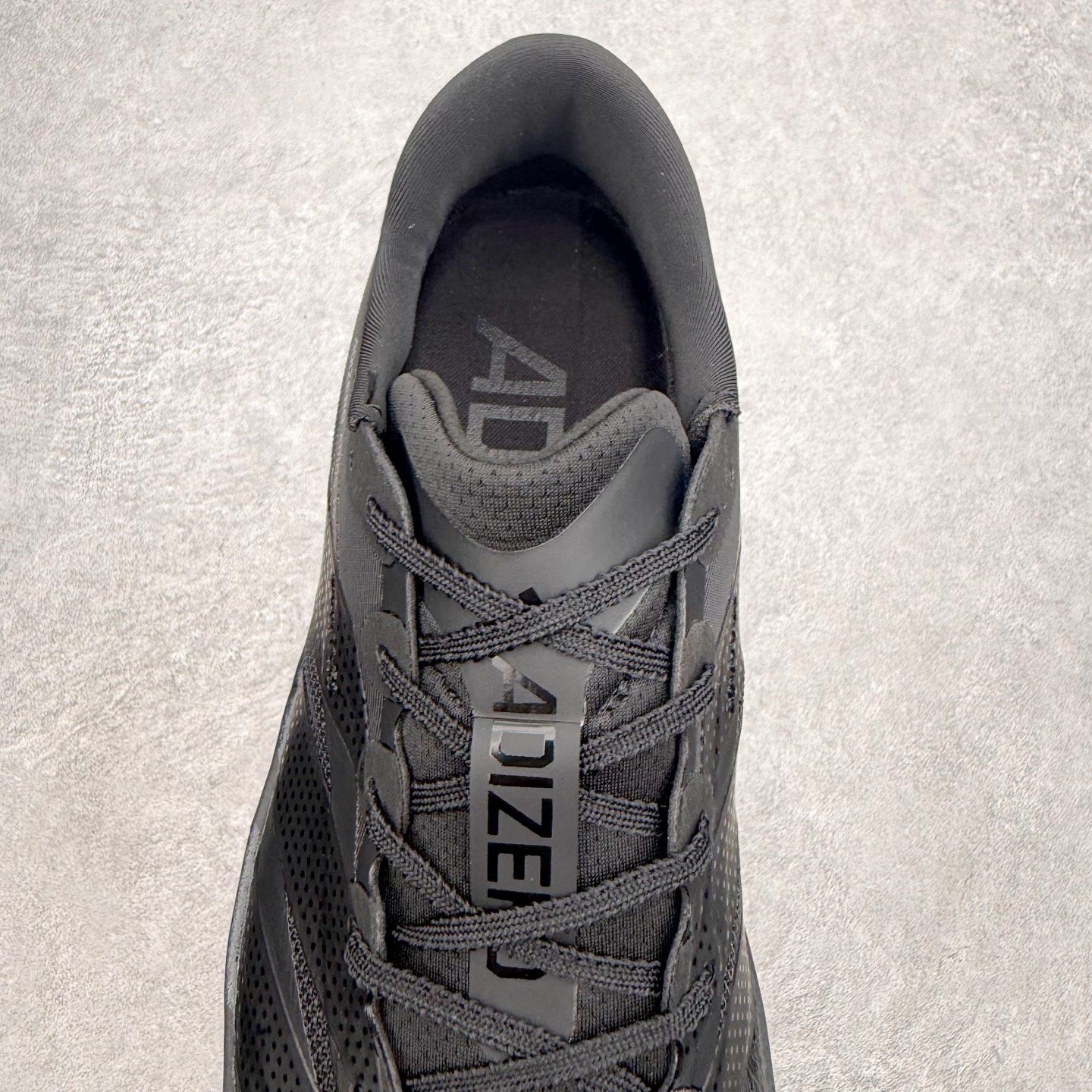 AD Adizero Adios 10 竞速训练跑鞋完整解析一、外观核心识别特征1. 配色与标识整体白基