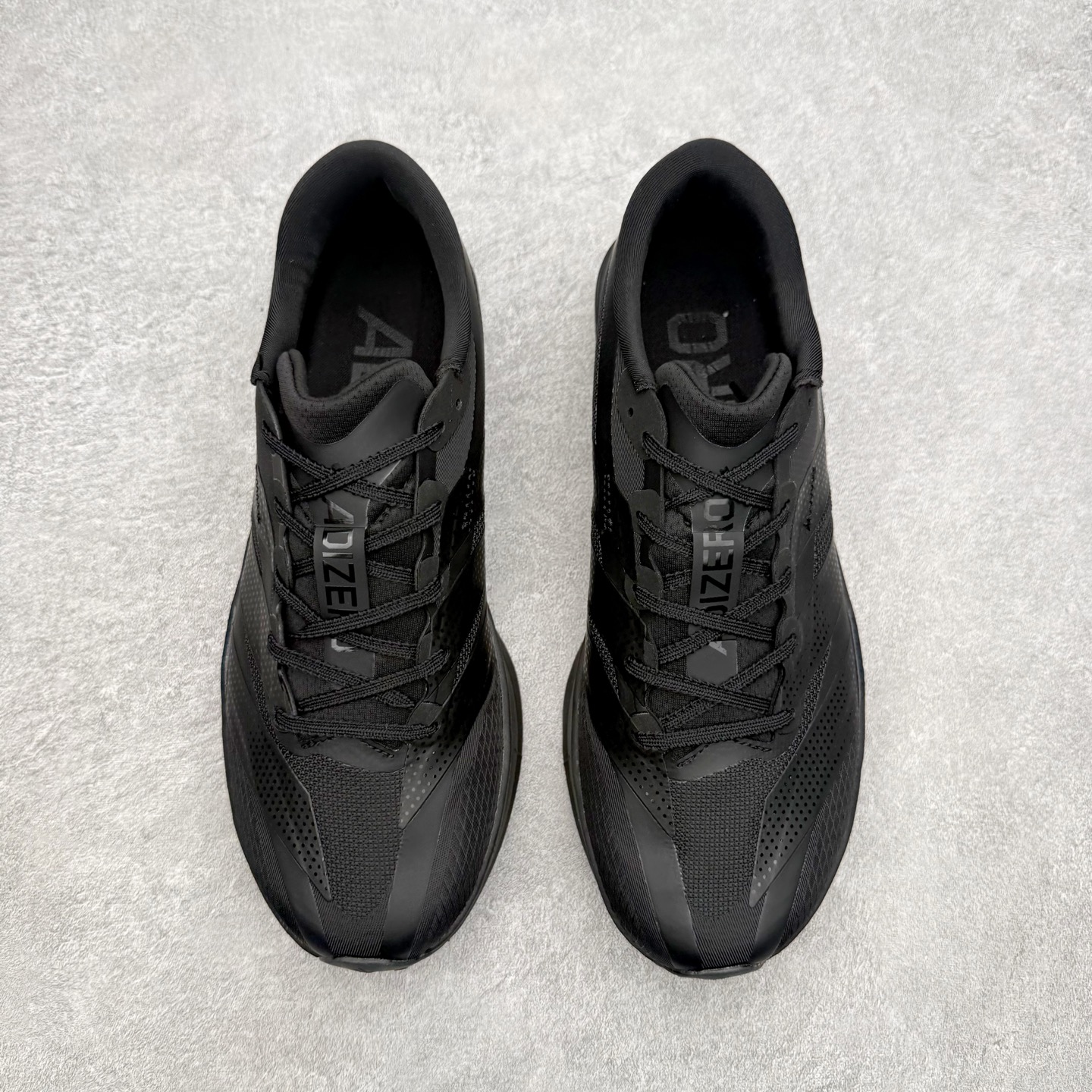 AD Adizero Adios 10 竞速训练跑鞋完整解析一、外观核心识别特征1. 配色与标识整体白基