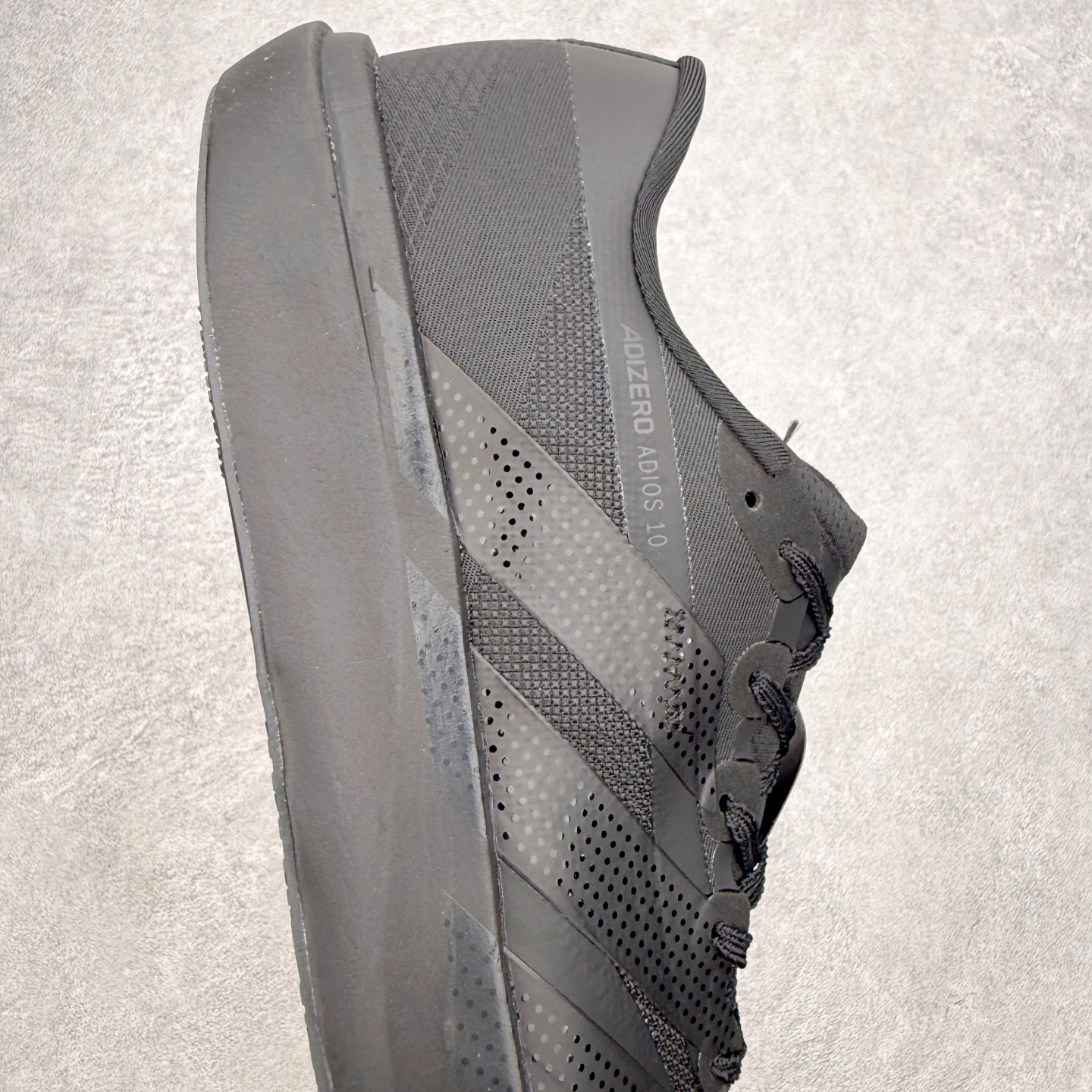 AD Adizero Adios 10 竞速训练跑鞋完整解析一、外观核心识别特征1. 配色与标识整体白基