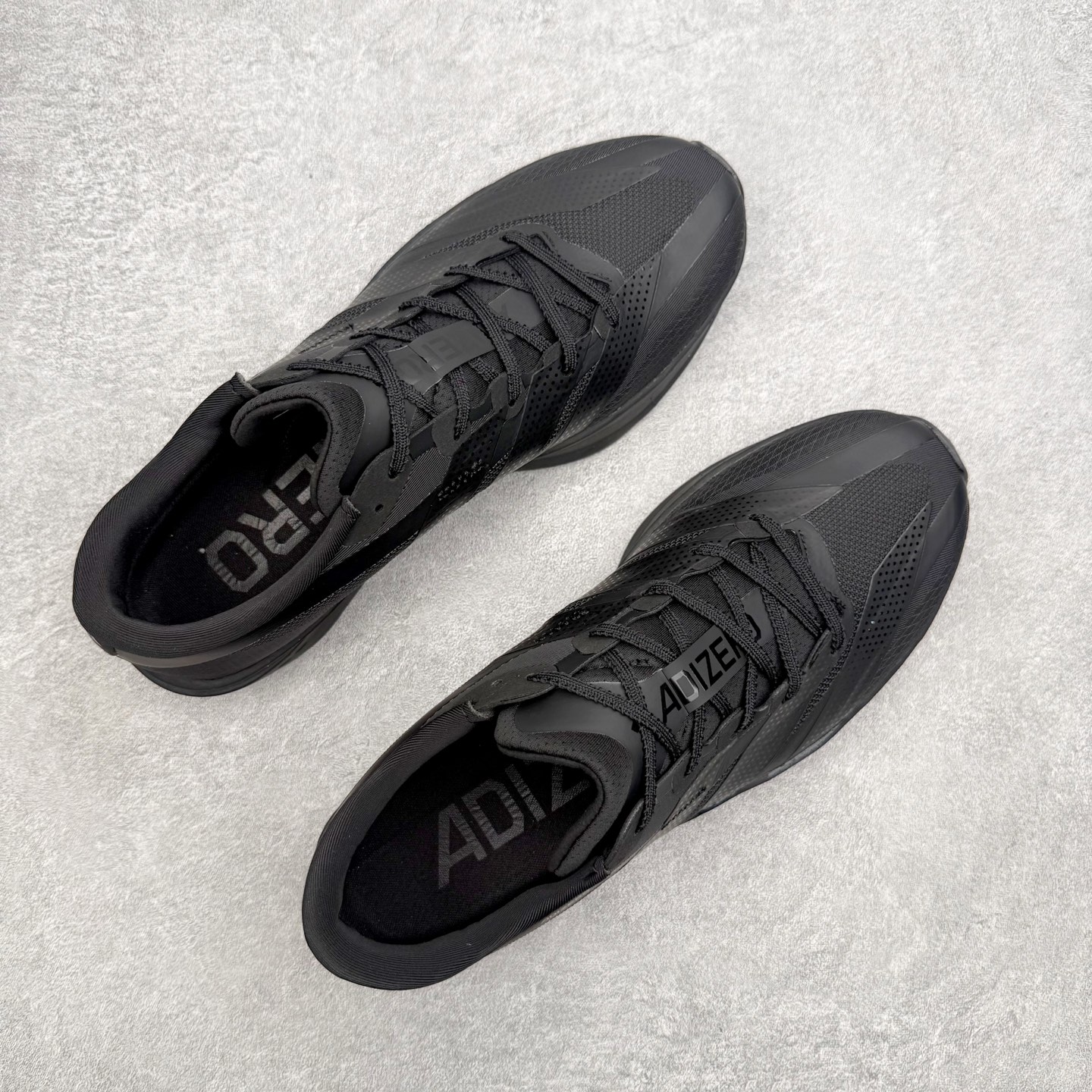 AD Adizero Adios 10 竞速训练跑鞋完整解析一、外观核心识别特征1. 配色与标识整体白基