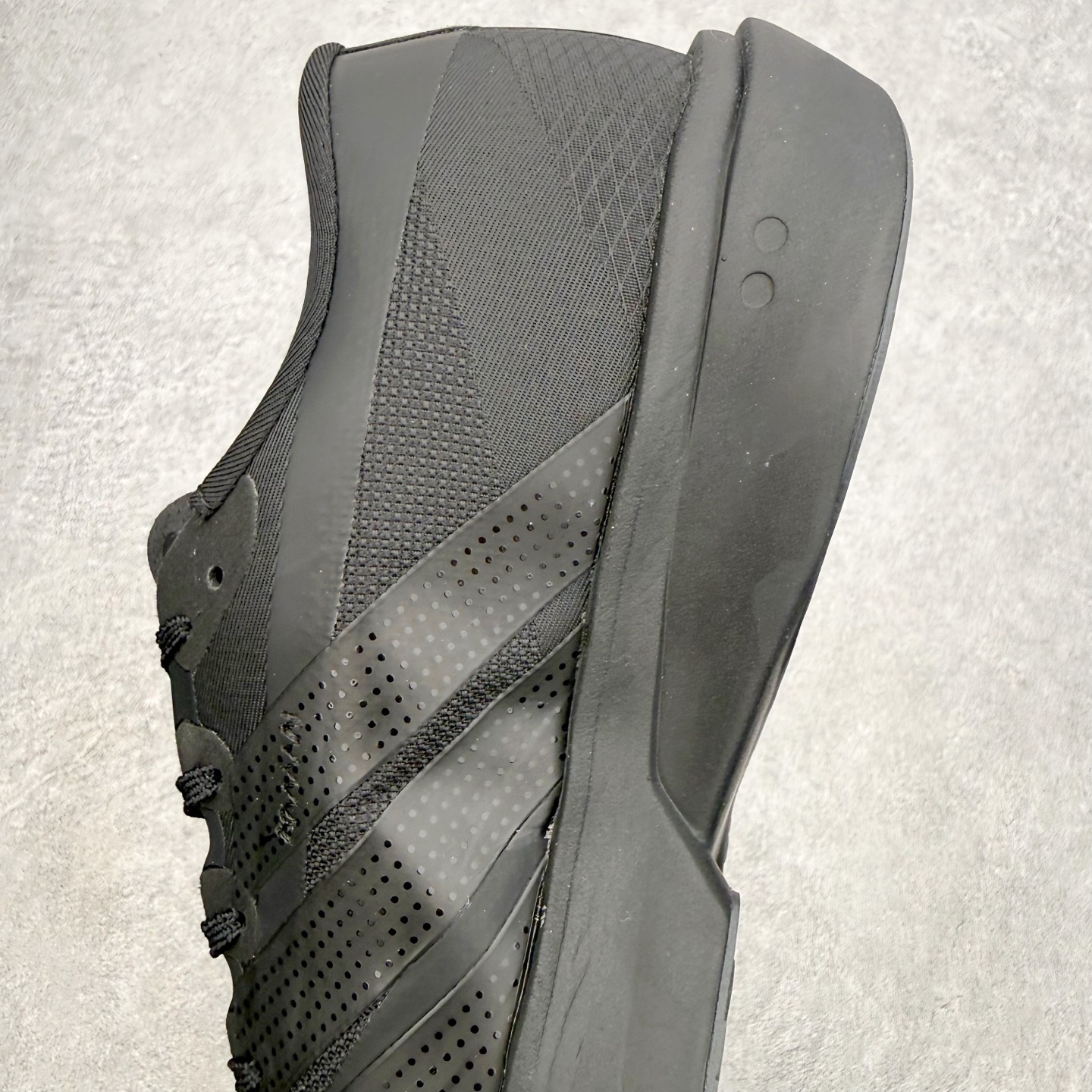 AD Adizero Adios 10 竞速训练跑鞋完整解析一、外观核心识别特征1. 配色与标识整体白基