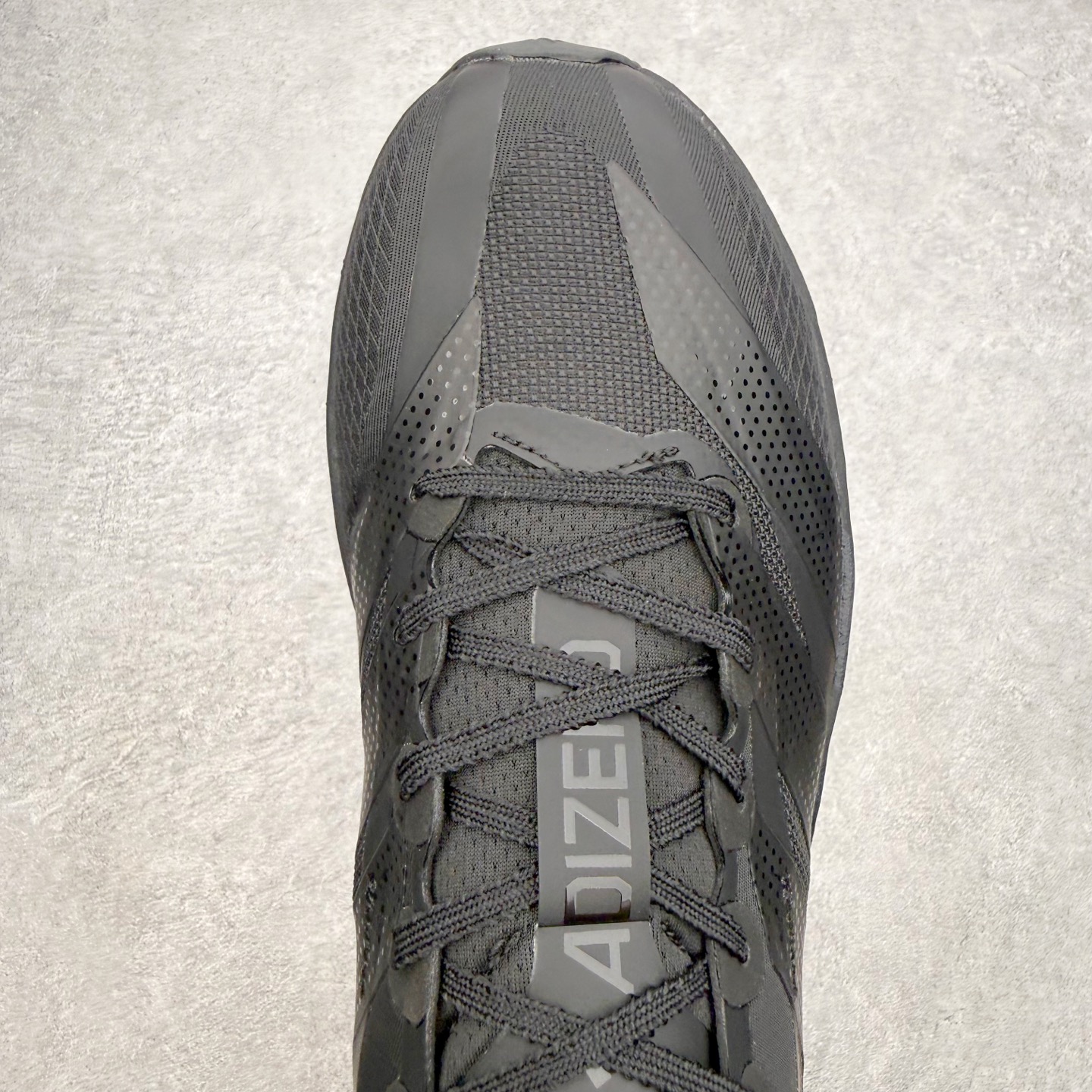 AD Adizero Adios 10 竞速训练跑鞋完整解析一、外观核心识别特征1. 配色与标识整体白基