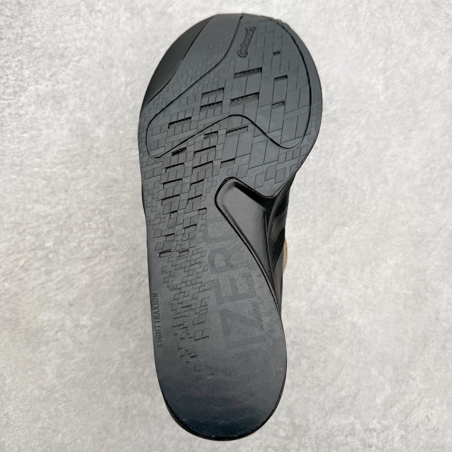 AD Adizero Adios 10 竞速训练跑鞋完整解析一、外观核心识别特征1. 配色与标识整体白基