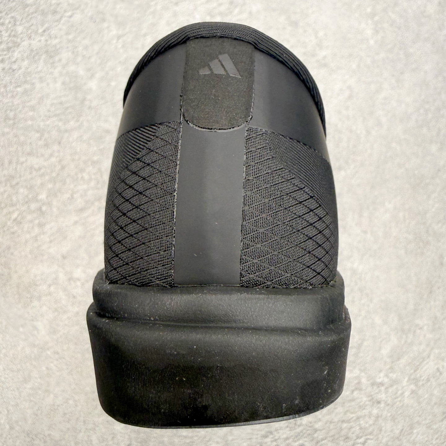 AD Adizero Adios 10 竞速训练跑鞋完整解析一、外观核心识别特征1. 配色与标识整体白基