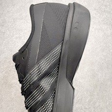 AD Adizero Adios 10 竞速训练跑鞋完整解析一、外观核心识别特征1. 配色与标识整体白基 AD Adizero Adios 10 竞速训练跑鞋完整解析一、外观核心识别特征1. 配色与标识整体白基