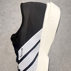 AD Adizero Adios 10 竞速训练跑鞋完整解析一、外观核心识别特征1. 配色与标识整体白基 AD Adizero Adios 10 竞速训练跑鞋完整解析一、外观核心识别特征1. 配色与标识整体白基
