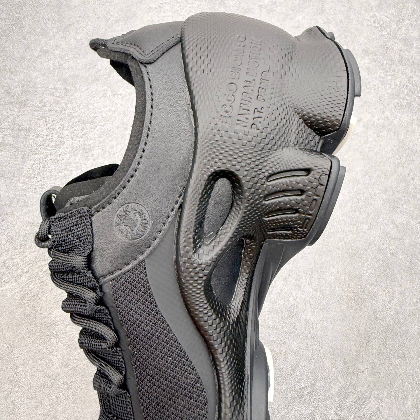 ECCo爱步 Biom C Trail 时尚简约牛皮减震耐磨低帮休闲跑步鞋 ECCO以三大核心特征为依托