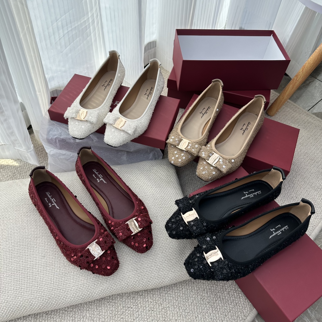 NO:651192,Wanting to create a style that is applicable to all women is what Fila has always advocated. It is a classic American sports and lifestyle brand that has both sports and life, full of unrestrained and freedom. This flat dancing shoe from his family just fits the brand style! 1. The upper is made of high-quality sheepskin material and spliced ​​with Xiaofengfeng's unique fabric. It is soft and comfortable, highly breathable, with clear grain and dense feel. 2. The special material inside is soft and comfortable. 3. The designer evolved the unique brand logo into a metal buckle to decorate the upper, becoming an eye-catching highlight on the upper. 4. The heel is designed with elastic elastic bands, which upgrades its comfort! The rubber sole is flexible and wear-resistant, and can also help relieve pressure when your feet are tired. Whether you use it as a driving shoe, or as a tool for daily commuting to catch up with the subway, it will not let you down! Original order quality! Size 35~40, with original box packaging, single shoes, sheepskin19860909想要建立一个所有女性都适用的风格,是菲拉一直以来所倡导的.美国经典的运动生活品牌,运动生活两不误,充满着无拘无束和自由自在.这款来自他家的平底跳舞鞋,刚好迎合了品牌风格！ 1鞋面采用优质绵羊皮材质拼接小风风独有的面料,柔软舒适,透气性极强,粒面清晰,手感绵密. 2内裡专用材质柔软舒适度极佳 3设计师将独特的品牌logo演变成金属扣装点于鞋面,成为鞋面上吸人眼球的亮点. 4鞋跟处是带有弹力的松紧带设计,更是让它的舒适度升级！橡胶鞋底,柔韧耐磨,还有助于你在脚部疲劳时缓解你的压力. 不论是把它当做开车鞋子来使用,还是当做日常上班通勤追赶地铁的工具,它都不会让你失望！原单品质！ 码数35~40,配原盒包装,单鞋,sheepskin,Women's Shoes