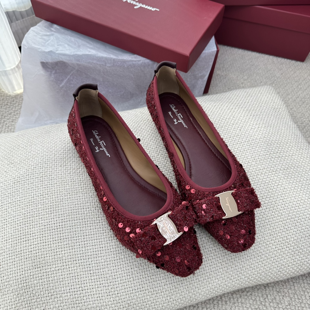 NO:651215,Detailed picture of burgundy trading company's order. Source of goods exported to South Korea. I don't need to say more about Fila's famous name. Basically, it is a shoe that every woman must have. Today I bring you Fila's egg roll shoes. A favorite of ballet dancers, these shoes are famously comfortable and can be worn with casual or formal wear.  It definitely enhances the temperament of a goddess, and it is very practical. Female drivers can keep a pair in the car, or they can easily put it in their bags when going shopping. What I want to say about this type of shoes from Fila’s is that I am not afraid of not being able to get them in stock, so I can grab them quickly and they may not be available from time to time. Single shoes19860909酒红色细节图贸易公司的订单 出口韩国的货源 菲拉的鼎鼎大名不需要我多说了 基本上是每个女人都必须有的鞋款 今天带给大家的是菲拉家蛋卷鞋 芭蕾舞者的最爱,这种鞋是出了名的舒服 可以搭配休闲也可以正装 绝对提升女神的气质,而且实用性超强,女司机备一双在车上,或是逛街的都可以轻松装在包里,对于菲拉家的这种款的我想说的是,不怕货多就怕抢不到,所以能抢赶紧抢不定时下架.,单鞋,Women's Shoes