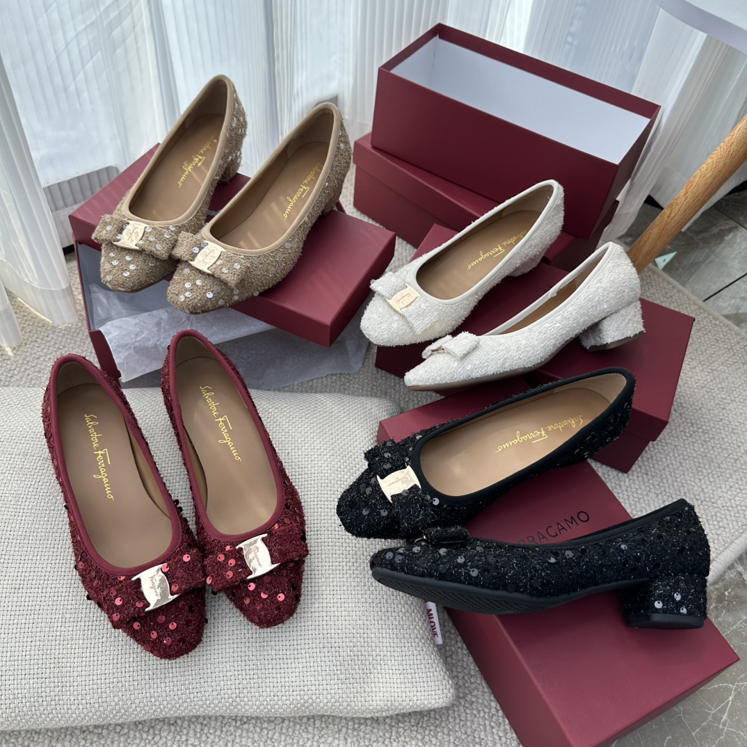 NO:651240,2025 new style, Ferragamo classic style, women's shoes with medium heel and small square toe metal buckle, imported jacquard cloth and sequins on the upper, sheepskin lining, insole/high-quality sheepskin, large rubber abrasive outsole, heel height 3.5cm, color black, burgundy, white, brown, code number: 35-36-37-38-39-40., single shoes, ferragamo, sheepskin198609092025新款,菲拉格慕经典款,中跟小方头金属扣女鞋, 鞋面进口提花布加亮片,内里羊皮, 鞋垫/优质羊皮, 大底橡胶磨具大底,跟高3.5cm 颜色黑色,酒红色,白色,棕色 码数:35-36-37-38-39-40.,单鞋,ferragamo,sheepskin,Women's Shoes